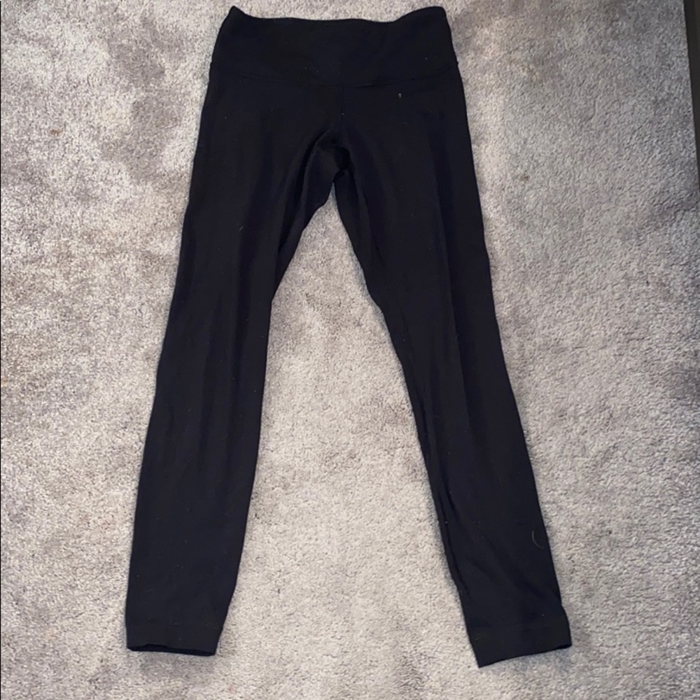 plain black lululemon leggings...mid rise